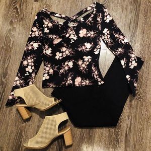 🌸 Adorable Long Sleeve Floral Crop Top!